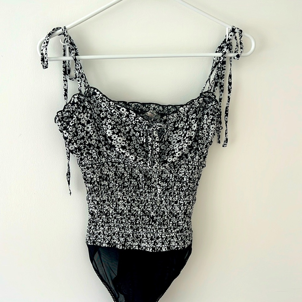 Free People spaghetti strap tie bodysuit- Excellent condition.